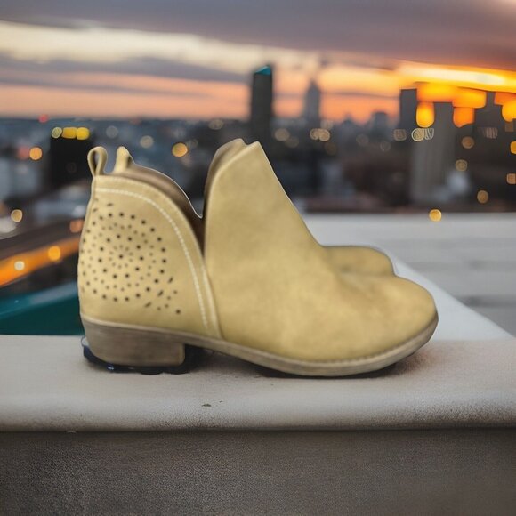 Vepose Shoes - ✅Vepose New York Boots Womens 9.5 Beige Leather Perforated Pull On Ankle Booties